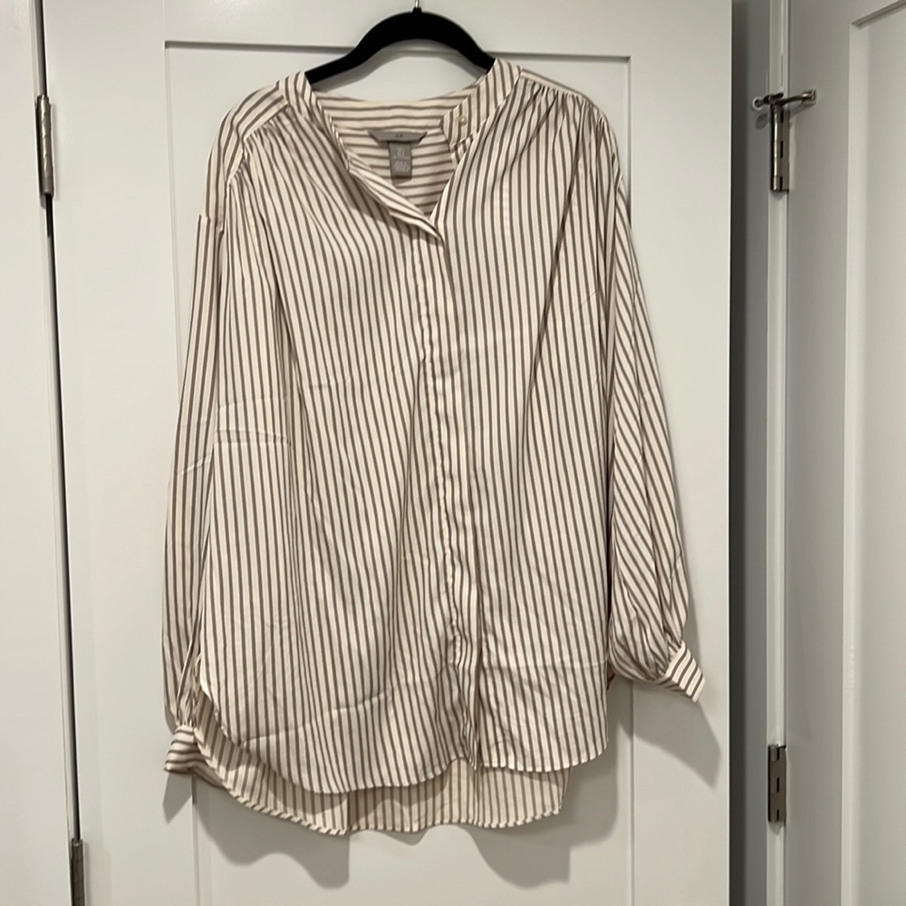 H&M breezy top - Picture 1 of 2